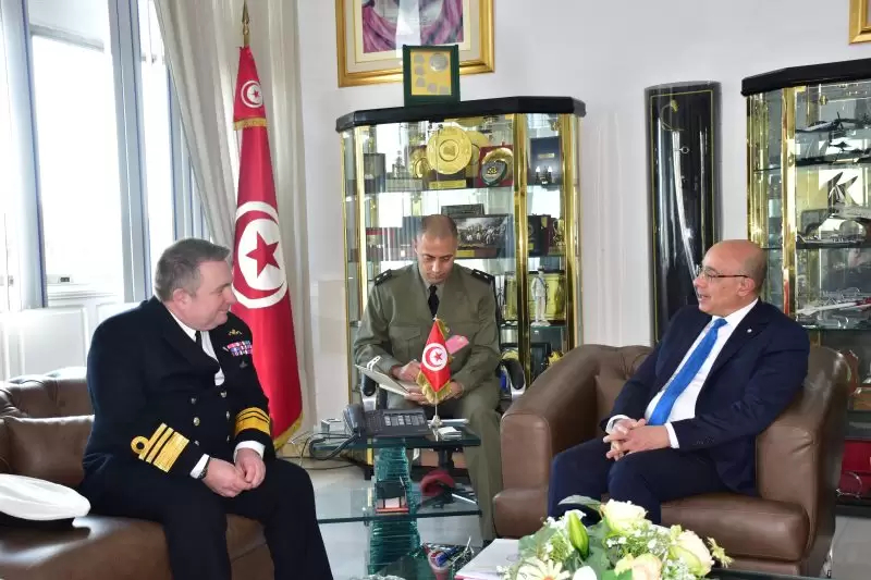 وزير الدفاع الوطني يستقبل المستشار البريطاني للدفاع المكلّف بالشرق الأوسط وشمال إفريقيا