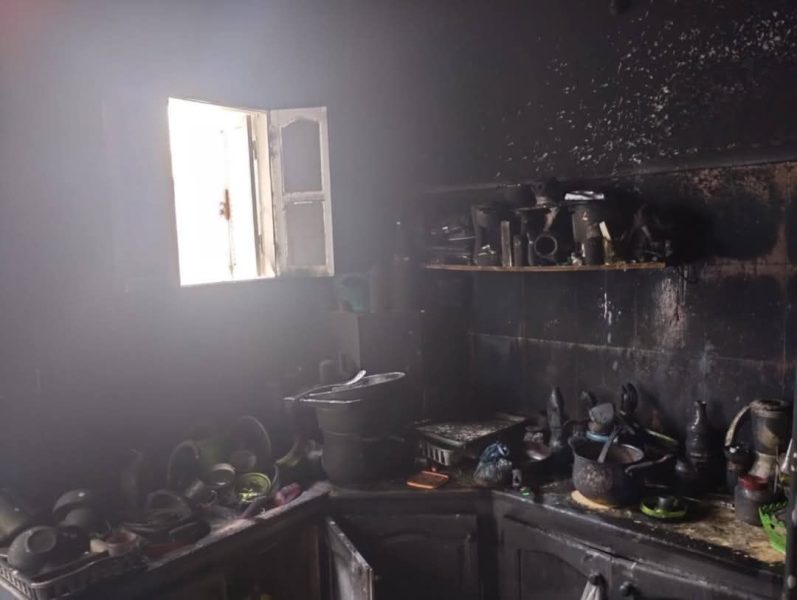 إنقاذ امرأة وطفليها بعد نشوب حريق بمنزلهم