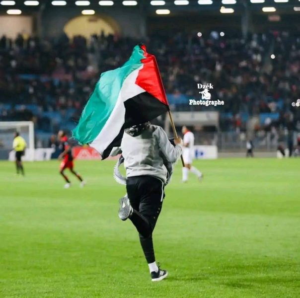 إيقاف طالب اقتحم ورفع علم فلسطين ومزق لافتة اشهارية