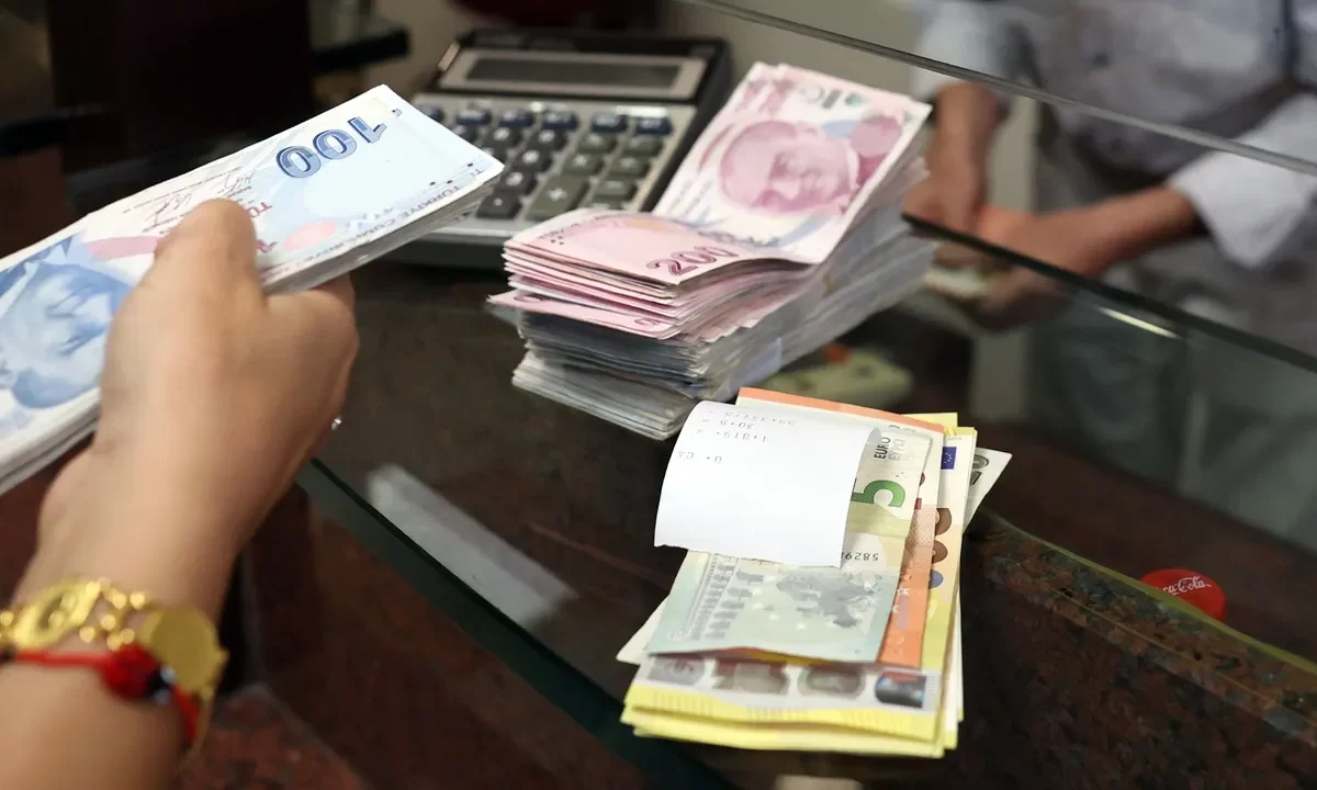 تركيا/ الليرة تهبط لمستوى قياسي بعد اعتقال منافس أردوغان