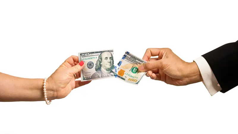 المرأة تتضرر مالياً من الزواج والإنجاب