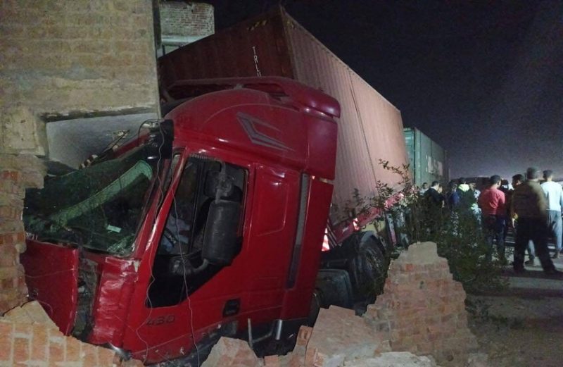 شاحنة ثقيلة تنحرف عن الطريق وتطيح بمنزل