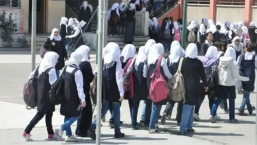 تشاجرا على شاب.. طالبة مصرية تشوه وجه زميلتها بشفرة حلاقة