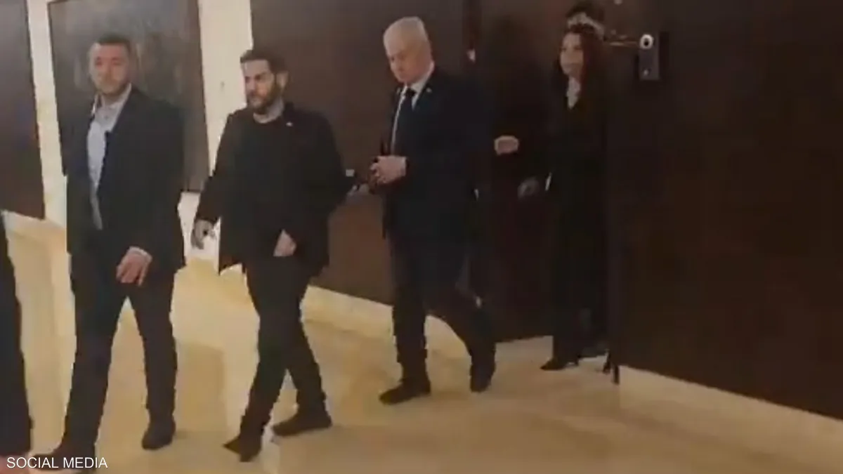 نتنياهو يحتمي بملجأ أثناء هجوم صاروخي من اليمن (فيديو)