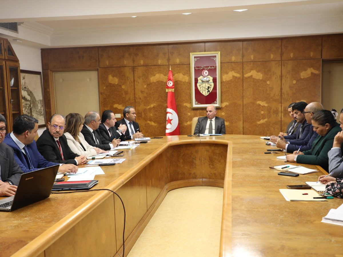 وزير النقل يدعو لتوفير خدمات تليق بتونس