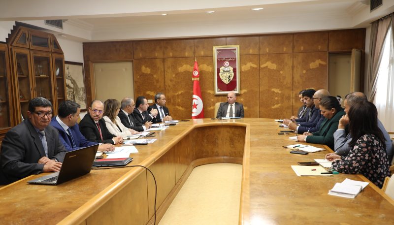 وزير النقل يدعو لتوفير خدمات تليق بتونس