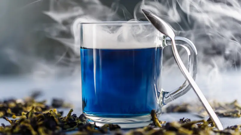 لا أحمر ولا أخضر.. فوائد صحية مذهلة للشاي الأزرق