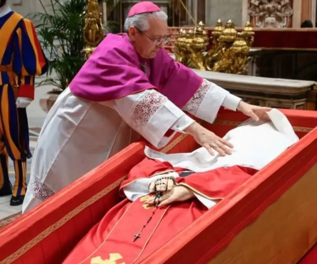 صور لاعداد كفن بابا الفاتيكان