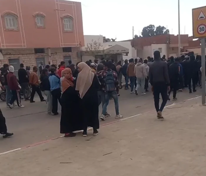 شلل في المزونة ومسيرة تجوب الشوارع