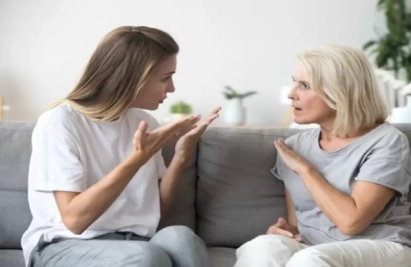 إفراط الأم في الخوف على الأبناء.. حالة صحية أم مرضية؟