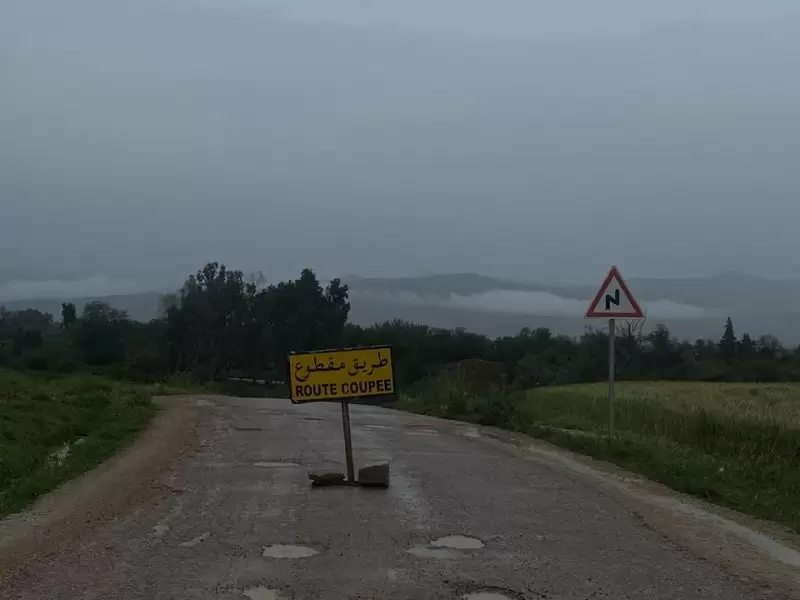 انقطاع حركة المرور بعدد من الطرقات