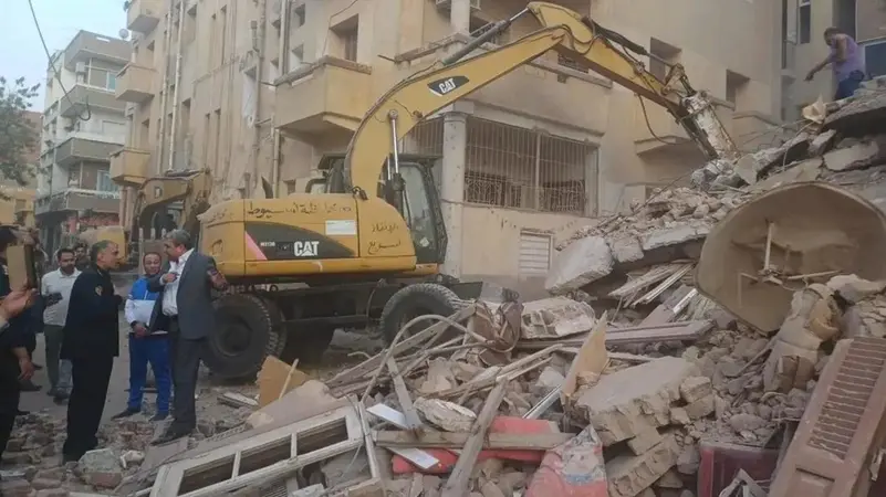 انهيار عقار بمصر.. انتشال 6 جثث والبحث متواصل عن اخرين