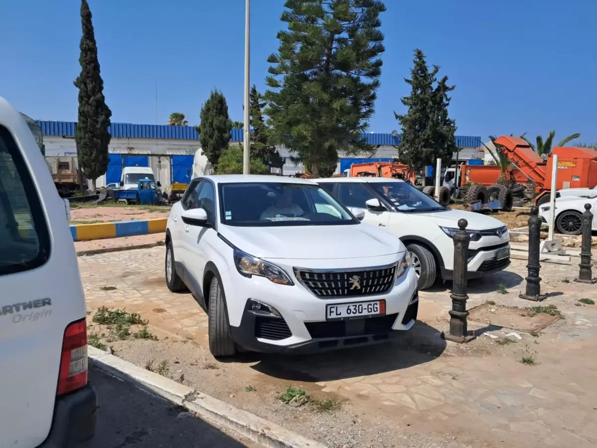 بلدية سوسة تحجز سيارات كانت معروضة للبيع (صور)