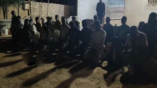 ليبيا/ تحرير مهاجرين غير شرعيين من داخل مخزن
