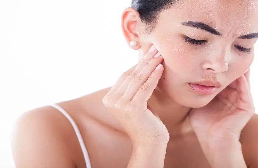 طبيب يحذر من خطورة آلام الفك الصباحية