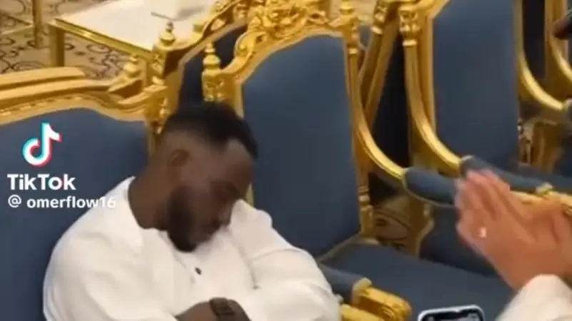 فنان يوقظ أحد الحضور من نوم عميق بحفل صاخب