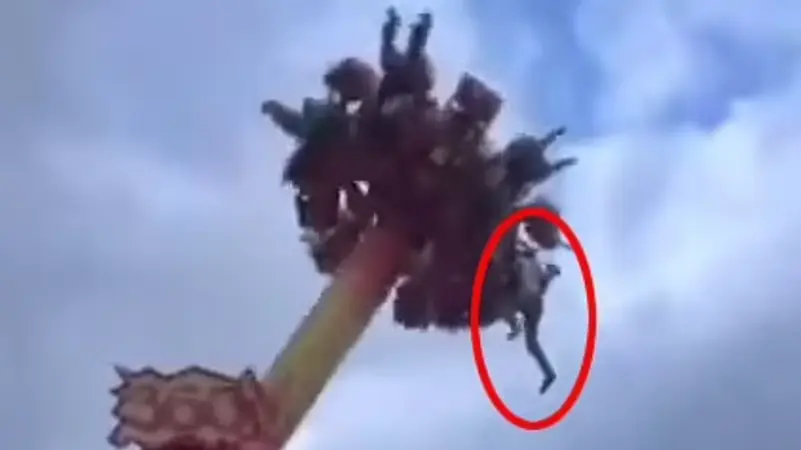 فيديو مخيف لطفل ينزلق من لعبة قبل أن يسقط أرضا