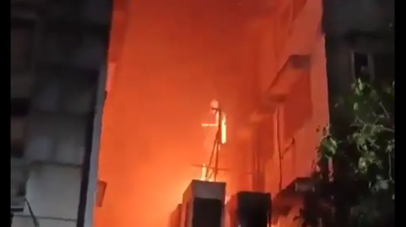 فيديوهات توثق حريقا ضخما في فندق بالهند