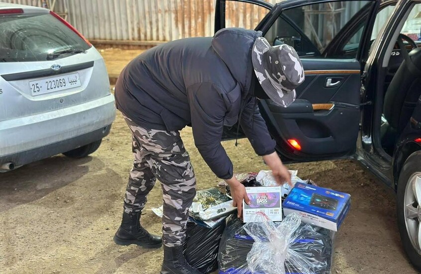 ليبيا/ ضبط 13 شاحنة محملة بسلع مهربة لتونس