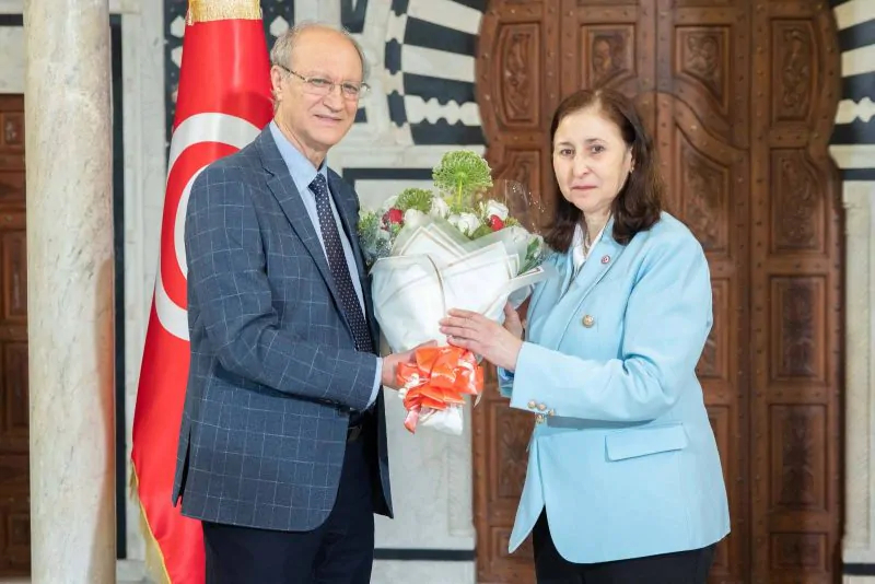 الزنزري تكرم المستشار الديبلوماسي برئاسة الحكومة