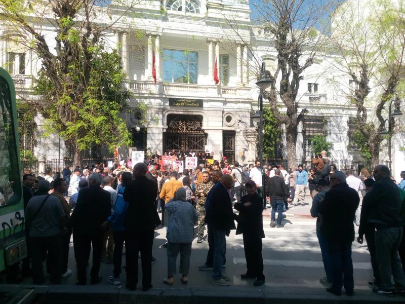 وقفة مساندة لأحمد صواب أمام المحكمة الإدارية