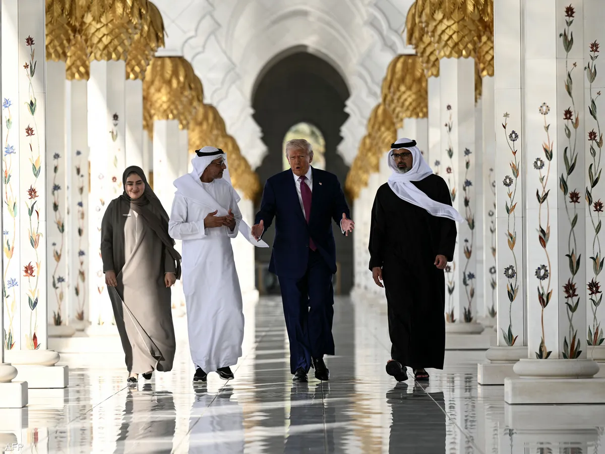 بالصور/ ترامب يتجول في مسجد الشيخ زايد وهذا ما قاله