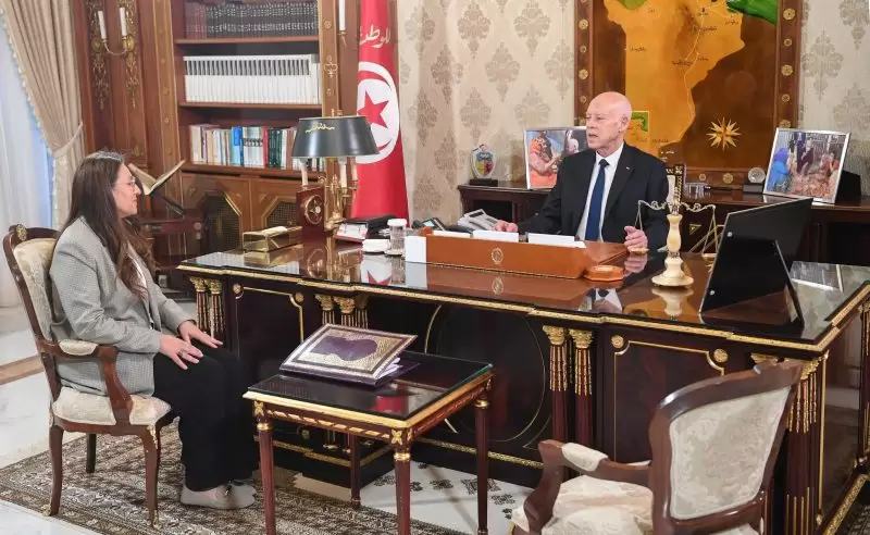 سعيّد يوصي بتيسير عودة التونسيين بالخارج