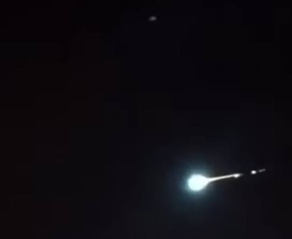 فيديو يوثق سقوط نيزك صغير بصحراء قبلي