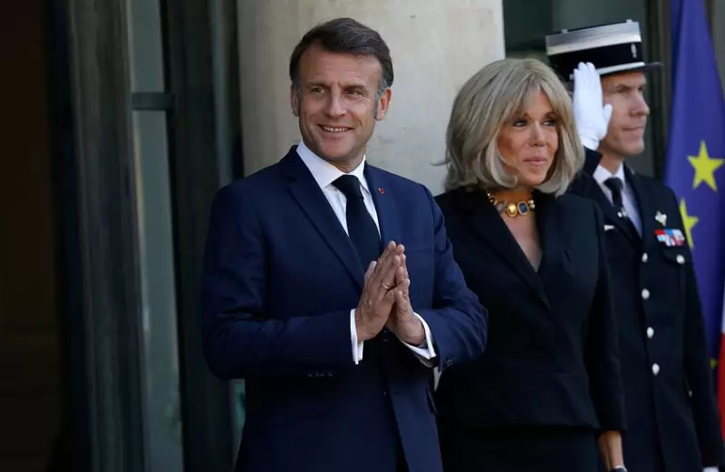  ماكرون يتلقى صفعة من زوجته أمام الكاميرات!! (فيديو)