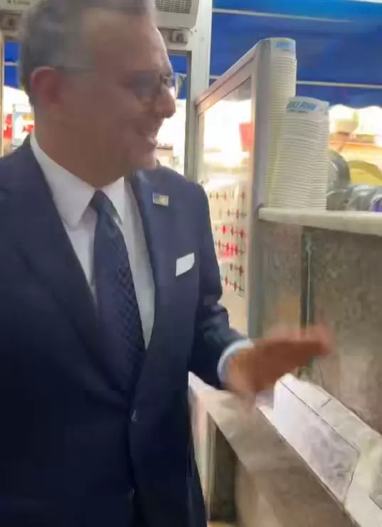 فيديو.. كبير مستشاري ترامب يتناول الكشري في القاهرة