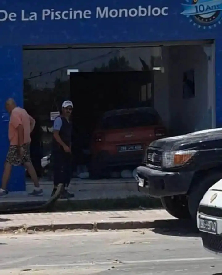 الحمامات/ سيارة تقتحم محلا تجاريا (فيديو)