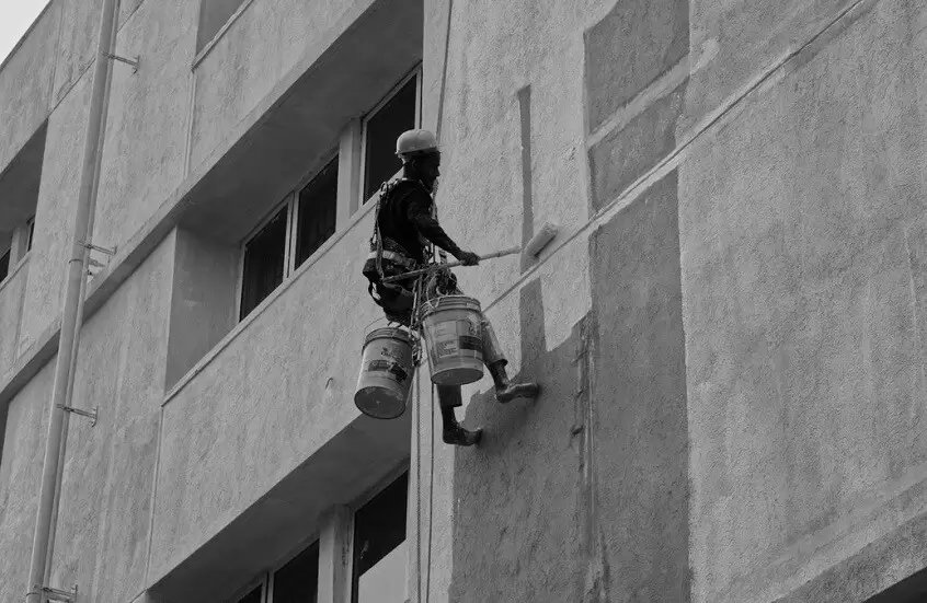 ابتكار ثوري.. طلاء “يعرق” ليُبرّد المباني!