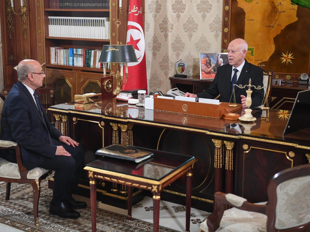 الموسم الفلاحي وتخزين صابة الحبوب في لقاء سعيّد بوزير الدفاع