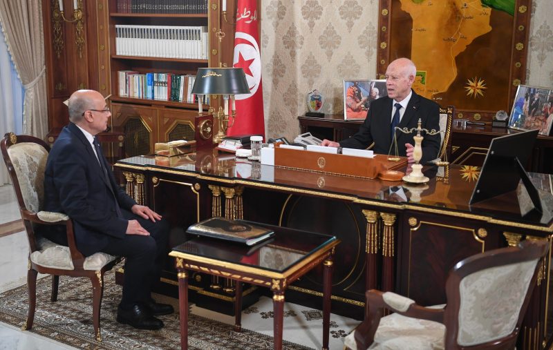 الموسم الفلاحي وتخزين صابة الحبوب في لقاء سعيّد بوزير الدفاع