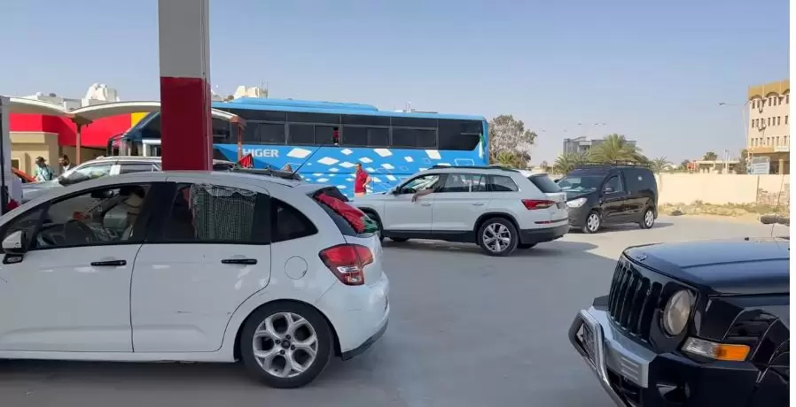 ليبيا/ أهالي زوارة يزودون سيّارات قافلة الصمود بالوقود مجانا ( فيديو)