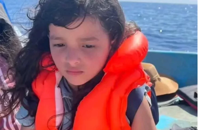  طفلة ليبية تخاطر بحياتها عبر البحر بحثا عن دواء ! (فيديو)