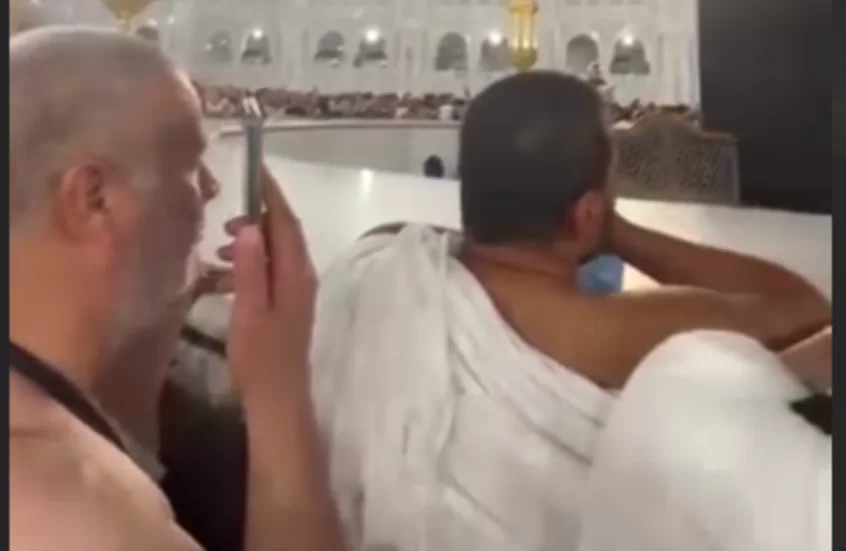 قبالة الكعبة.. حاج مصري يهدد مديونا له بالدعاء عليه (فيديو)