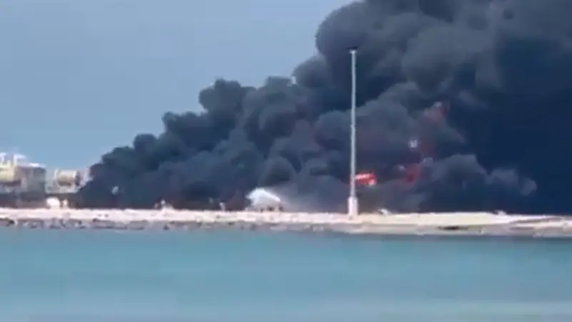 حريق في ميناء ومقتل 3 أشخاص