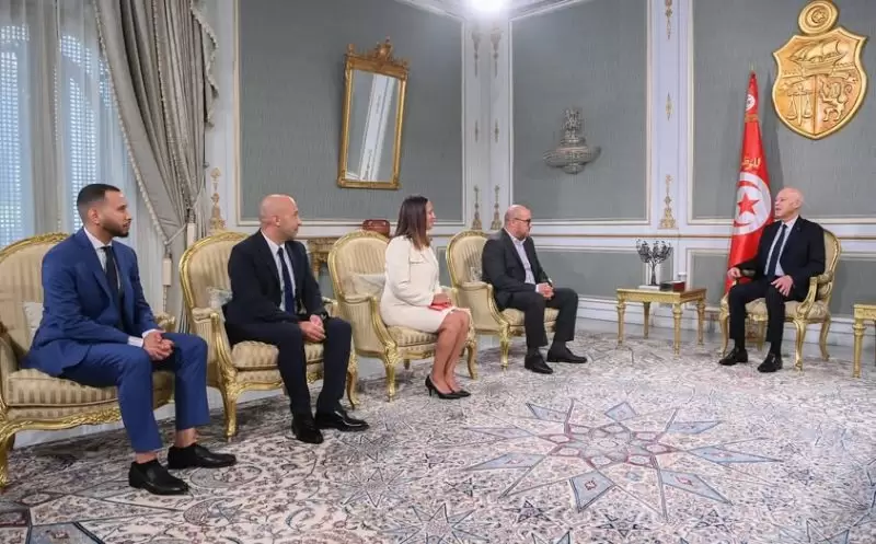 سعيّد يستقبل تونسيين بالخارج