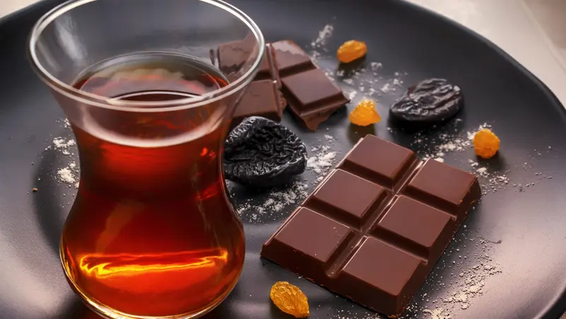 فوائد تناول الشوكولاتة مع الشاي