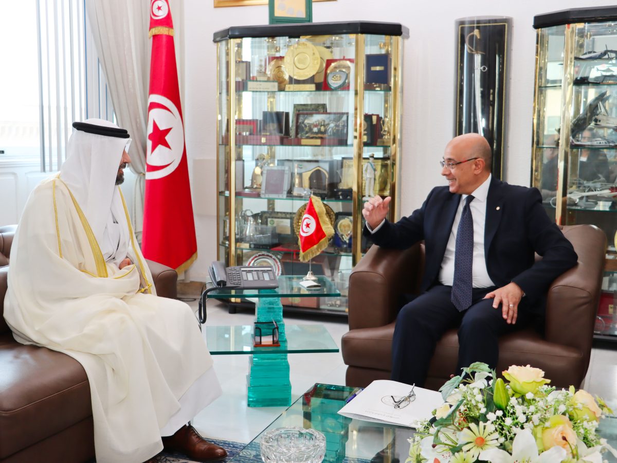 وزير الدفاع يجتمع بسفير الكويت