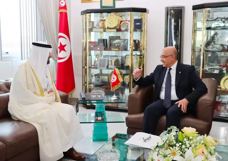 وزير الدفاع يجتمع بسفير الكويت