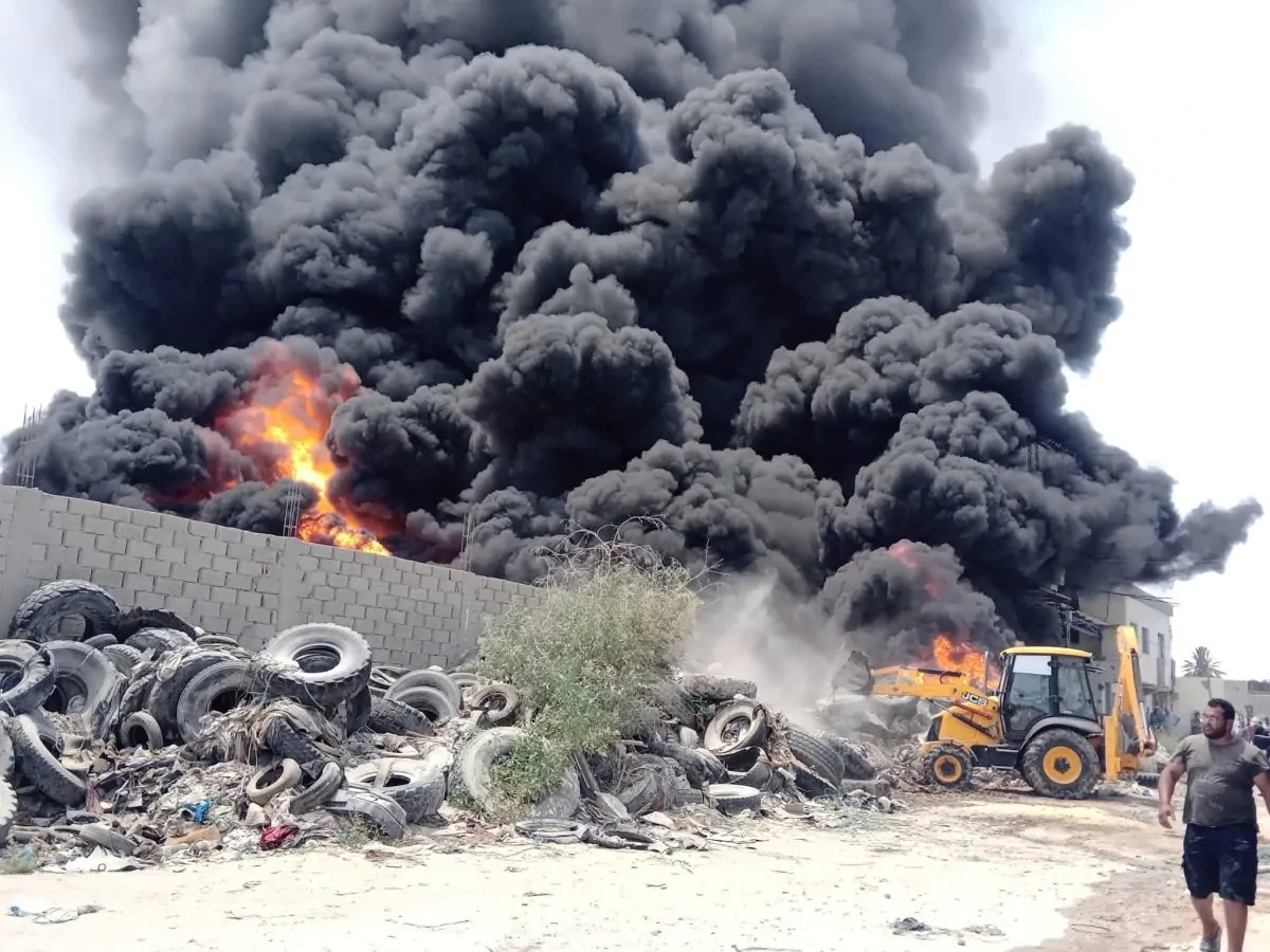 اندلاع حريق بمخرن للعجلات المطاطية المستعملة بقابس (فيديو+ صور)
