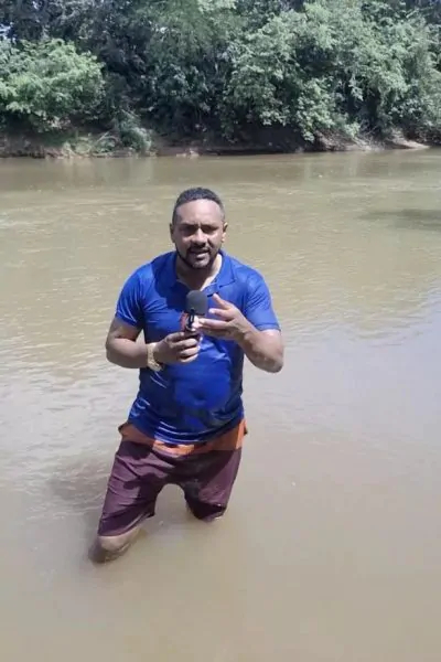 مراسل يعثر على جثة طفلة مفقودة أثناء المباشر