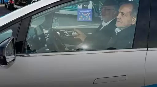 الرئيس الإيراني يركب سيارة أجرة بعد تعطل موكبه