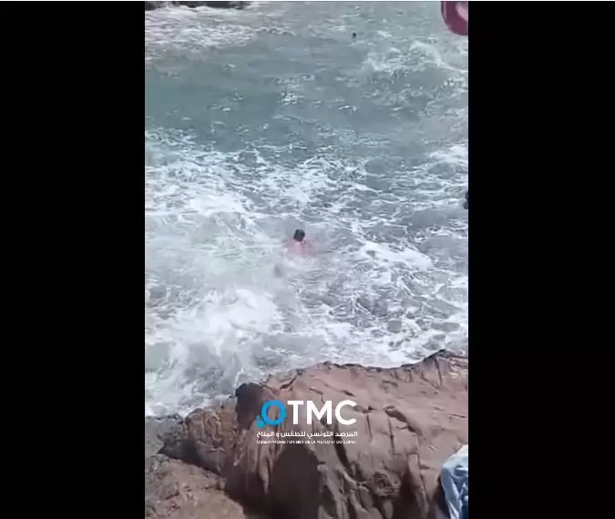 راس انجلة.. بنزرت/ شاهد عملية إنقاذ شاب من الغرق