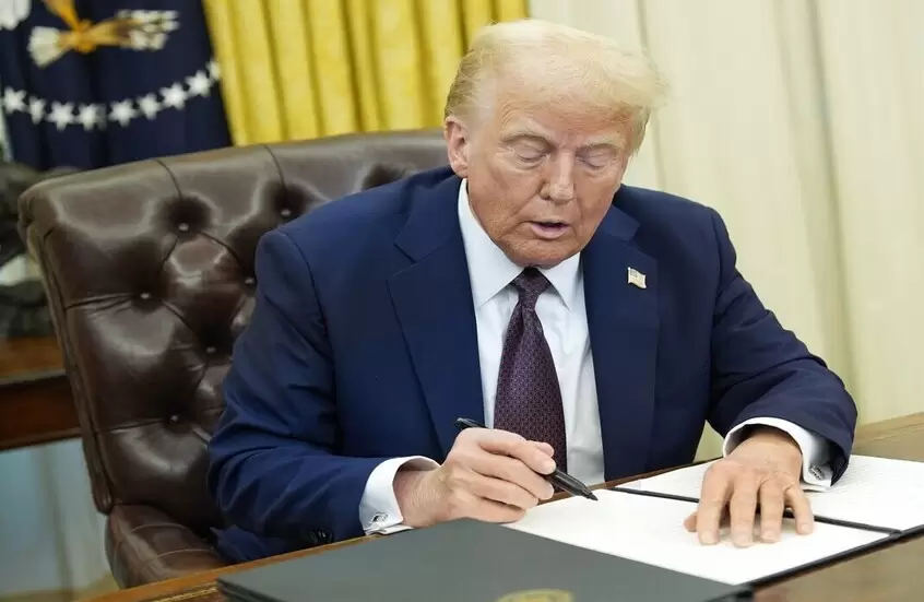 ترامب يفرض رسوما جمركية جديدة على الشاحنات والحافلات