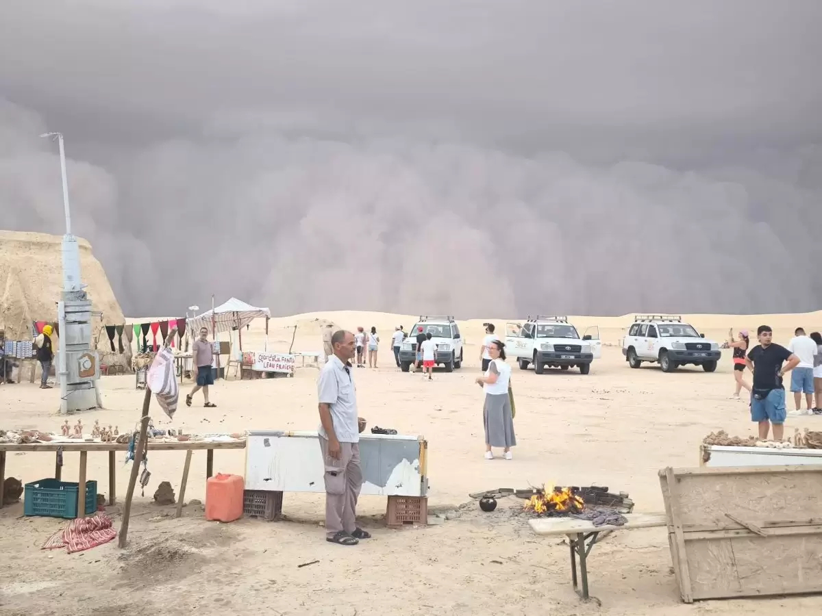 خبير بيئي يفسر أسباب عاصفة توزر الرملية