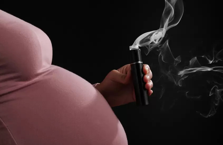 دراسة تكشف مخاطر صادمة للسجائر الإلكترونية على الجنين
