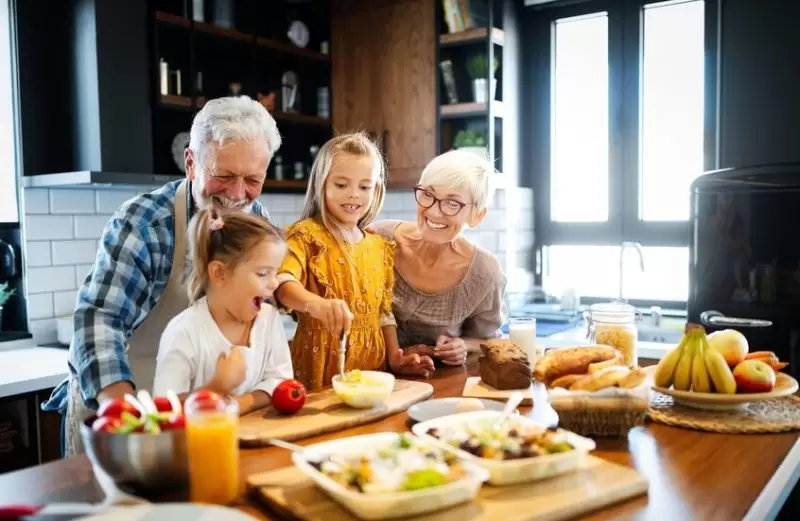 دراسة..رعاية الأحفاد تحمي كبار السن من الخرف